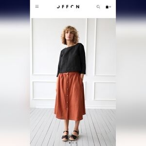 OFFON Cropped Hem Boatneck Linen Top in Dusty Rose